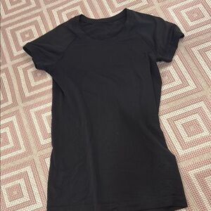 Black fitted t-shirt with crew neck and short sleeves